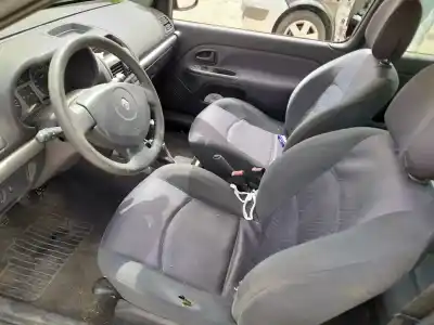 Véhicule à la ferraille renault clio ii fase ii (b/cb0) k4j de l'année 2001 alimenté k4j a7