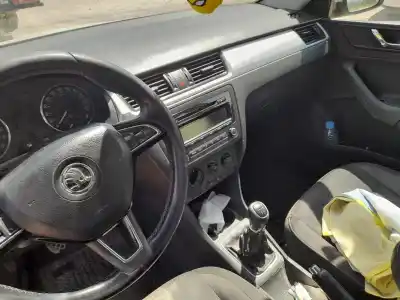 Veículo de Sucata skoda rapid ambition do ano 2012 alimentado cay