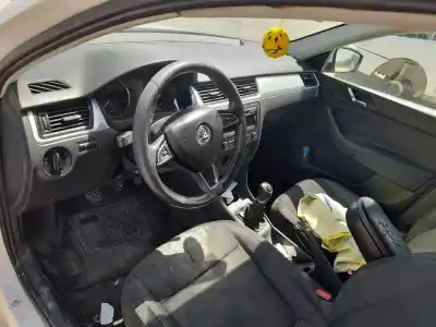 Veículo de Sucata skoda rapid ambition do ano 2012 alimentado cay