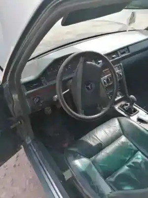 Véhicule à la ferraille mercedes-benz clase e w124 berlina d 4 matic 300 124.330 de l'année 1984 alimenté om603912