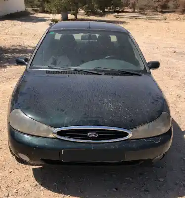 Véhicule à la ferraille ford mondeo berlina gd ghia de l'année 0 alimenté rfn