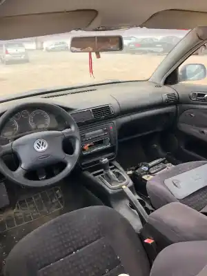 Véhicule à la ferraille VOLKSWAGEN PASSAT  de l'année 0 alimenté AZM
