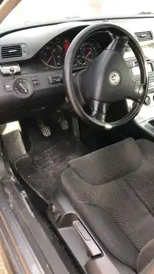 Veicolo di demolizione volkswagen passat berlina (3c2) highline dell'anno 0 alimentato 