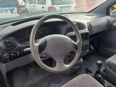Здавання транспортного засобу chrysler voyager (gs) 2.4 le року 1998 потужний b01