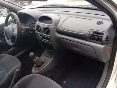 Здавання транспортного засобу renault clio ii fase i (b/cbo) 1.2 року 2000 потужний d7f d7