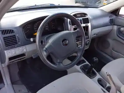 Vehicul casat kia cerato 2.0 ex crdi berlina al anului 2005 alimentat d4ea