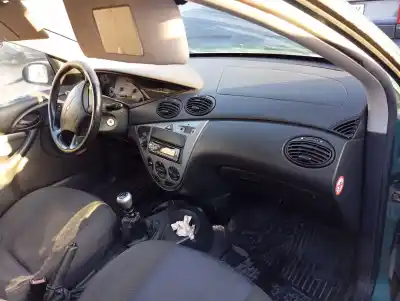 Veicolo di demolizione ford focus berlina (cak) ambiente dell'anno 2001 alimentato c9db