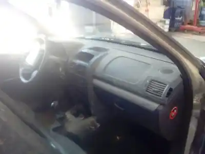 Здавання транспортного засобу renault clio ii fase ii (b/cb0) authentique року 2007 потужний d7f726