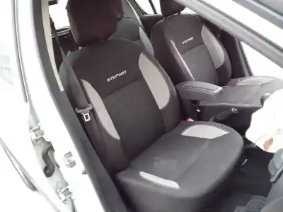 Vehicul casat dacia sandero stepway al anului 2014 alimentat h4b400