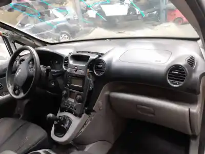 Здавання транспортного засобу kia carens (un) active року 2011 потужний d4fb