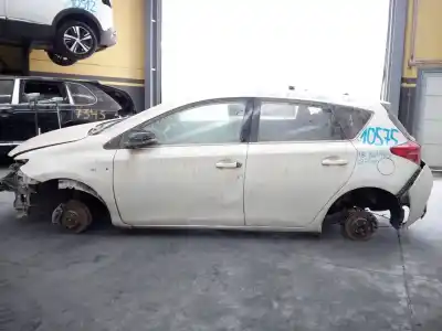 Vehicul casat toyota auris (_e18_) 1.8 hybrid (zwe186_) al anului 2012 alimentat 2zrfxe