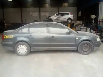 Vehículo de desguace VOLKSWAGEN PASSAT BERLINA (3B2) Highline del año 2003 con motor APT