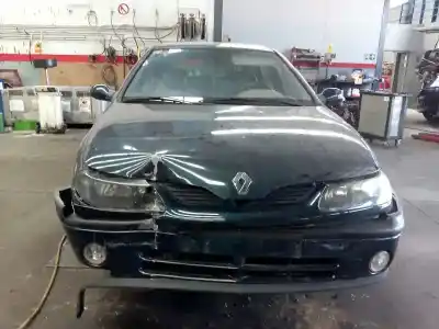 Véhicule à la ferraille renault laguna 2.0 16v de l'année 2000 alimenté f4rf7