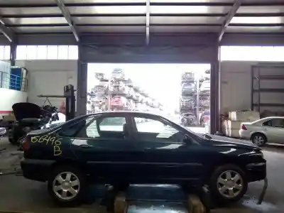 Véhicule à la ferraille renault laguna 2.0 16v de l'année 2000 alimenté f4rf7