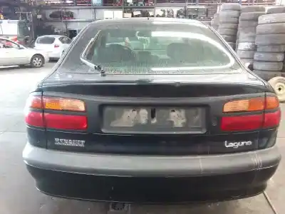 Véhicule à la ferraille renault laguna 2.0 16v de l'année 2000 alimenté f4rf7