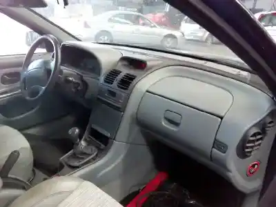 Véhicule à la ferraille renault laguna 2.0 16v de l'année 2000 alimenté f4rf7