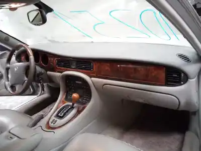 Здавання транспортного засобу jaguar daimler 8/3996 року 2001 потужний g/ma