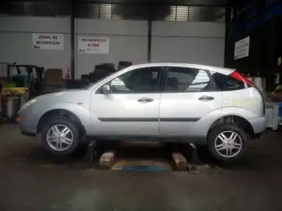 Véhicule à la ferraille FORD FOCUS BERLINA (CAK) Ghia de l'année 2002 alimenté F9DA
