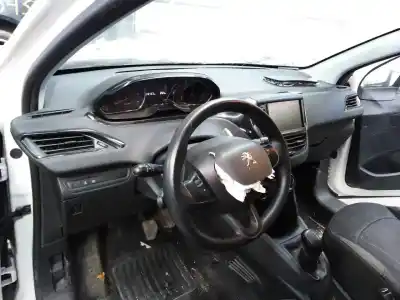 Véhicule à la ferraille peugeot 208 active de l'année 2013 alimenté 9hp