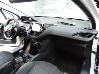 Véhicule à la ferraille peugeot 208 active de l'année 2013 alimenté 9hp