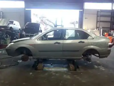 Sloopvoertuig ford focus berlina (cak) ghia van het jaar 2003 aangedreven c9db