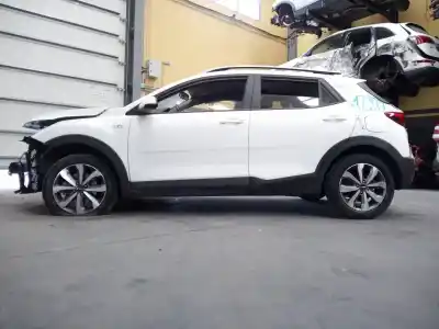Veículo de Sucata kia stonic (ybcuv) drive do ano 2022 alimentado 