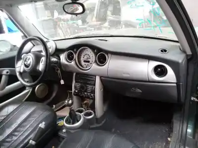 Véhicule à la ferraille mini                                               mini (r50,r53)                                                                                                                                                                                                                                             cooper                                                                                                                                                                                                                                                     de l'année 2003 alimenté w10b16a