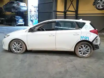 Sloopvoertuig toyota auris (_e18_) 1.4 d-4d (nde180_) van het jaar 2012 aangedreven 1ndtv