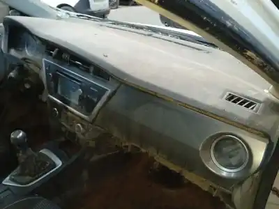 Sloopvoertuig toyota auris (_e18_) 1.4 d-4d (nde180_) van het jaar 2012 aangedreven 1ndtv