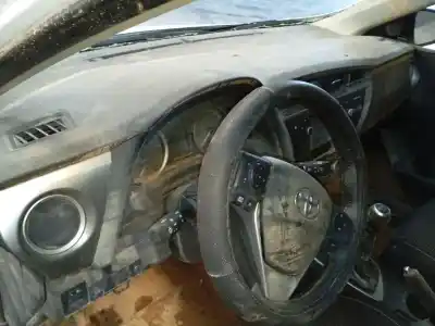 Sloopvoertuig toyota auris (_e18_) 1.4 d-4d (nde180_) van het jaar 2012 aangedreven 1ndtv