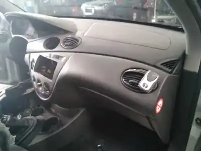 Veicolo di demolizione ford focus berlina (cak) ambiente dell'anno 2001 alimentato bhda