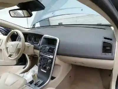 Sloopvoertuig volvo xc60 momentum 2wd van het jaar 2011 aangedreven d5204t3