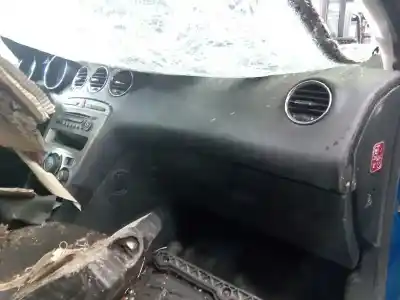 Veículo de Sucata peugeot 308 confort do ano 2008 alimentado 9hx