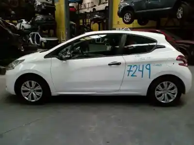 Veículo de Sucata PEUGEOT 208 Access do ano 2012 alimentado 8HR