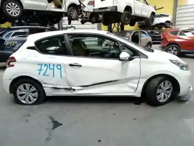 Veículo de Sucata peugeot 208 access do ano 2012 alimentado 8hr