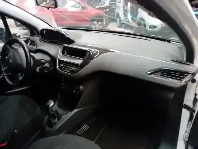 Veículo de Sucata peugeot 208 access do ano 2012 alimentado 8hr