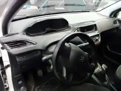 Veículo de Sucata peugeot 208 access do ano 2012 alimentado 8hr