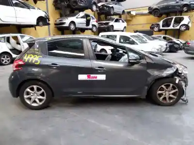 Vehículo de desguace PEUGEOT 208 Style del año 2015 con motor HMZ