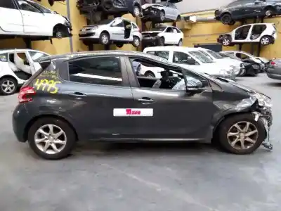 Véhicule à la ferraille PEUGEOT 208 Style de l'année 2015 alimenté HMZ