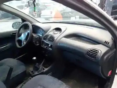 Vehicul casat peugeot 206 4-trg. xr al anului 2001 alimentat 