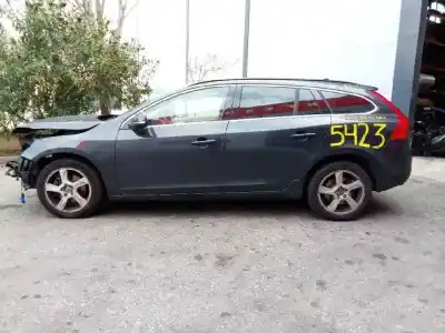 Veículo de Sucata VOLVO V60 KOMBI Momentum do ano 2011 alimentado D5204T2