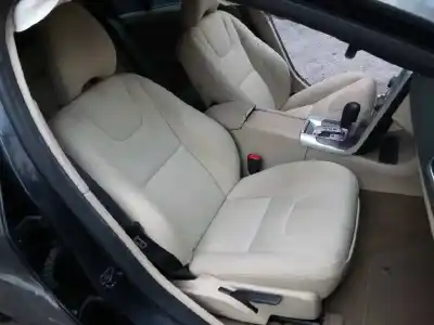 Veicolo di demolizione volvo v60 kombi momentum dell'anno 2011 alimentato d5204t2