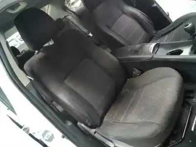 Sloopvoertuig toyota avensis (t27) advance van het jaar 2006 aangedreven 1adftv