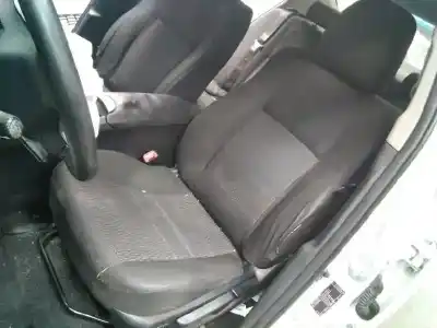 Sloopvoertuig toyota avensis (t27) advance van het jaar 2006 aangedreven 1adftv