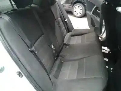 Sloopvoertuig toyota avensis (t27) advance van het jaar 2006 aangedreven 1adftv