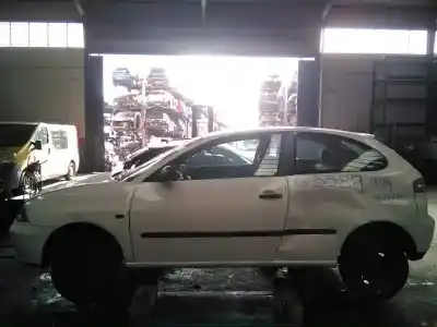 Véhicule à la ferraille seat ibiza (6l1) fresh de l'année 2002 alimenté azq