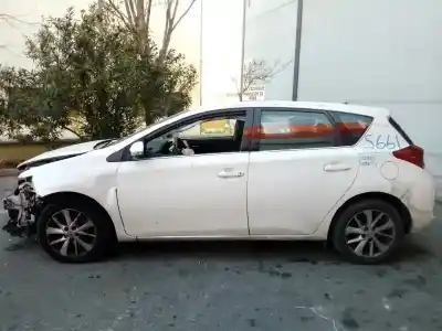Vehicul casat toyota auris advance al anului 2013 alimentat 1adftv