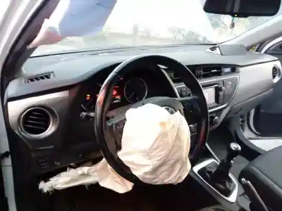 Vehicul casat toyota auris advance al anului 2013 alimentat 1adftv