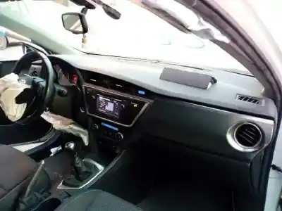 Vehicul casat toyota auris advance al anului 2013 alimentat 1adftv