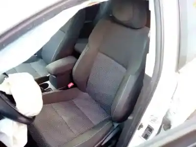 Vehicul casat toyota auris advance al anului 2013 alimentat 1adftv